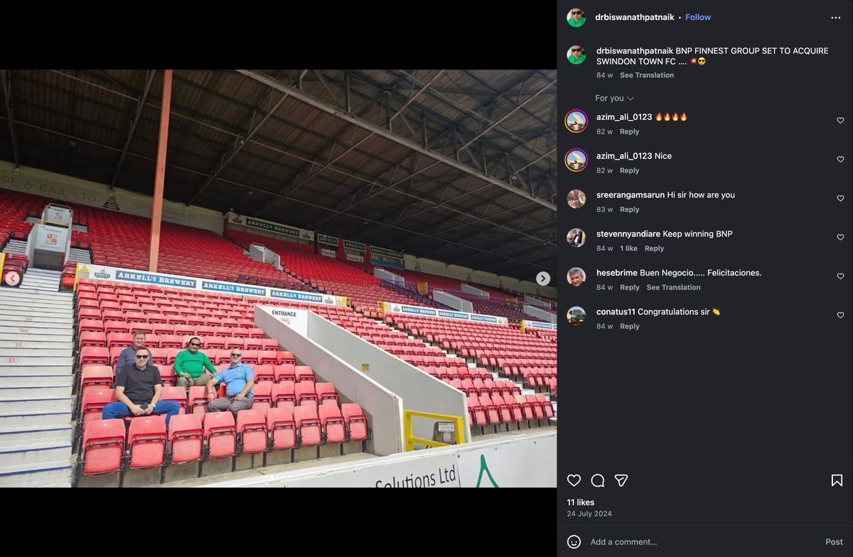 Stands: Three-Person Photo